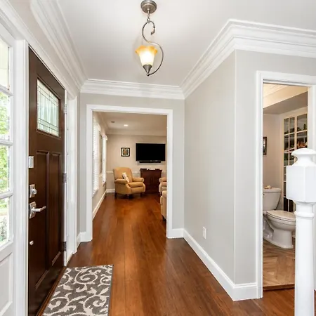 Holiday home 3br Escape: Pool, Hot Tub & Theater *