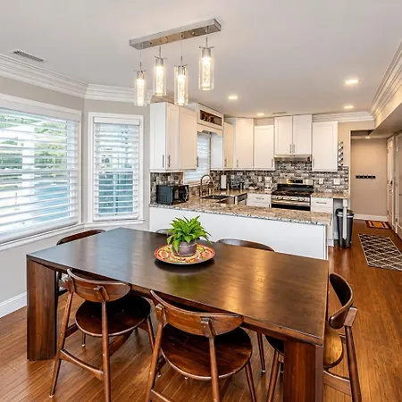 Holiday home 3br Escape: Pool, Hot Tub & Theater