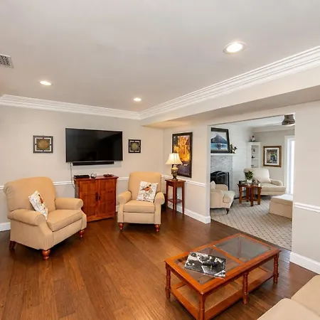 3br Escape: Pool, Hot Tub & Theater Holiday home