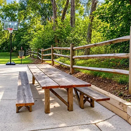 Holiday home 3br Escape: Pool, Hot Tub & Theater