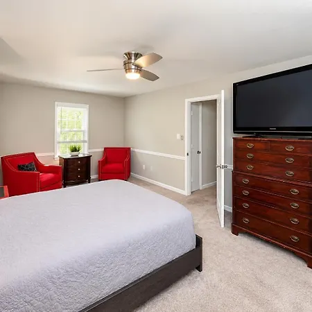 3br Escape: Pool, Hot Tub & Theater Holiday home Charlotte