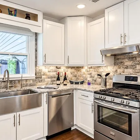 3br Escape: Pool, Hot Tub & Theater Holiday home Charlotte