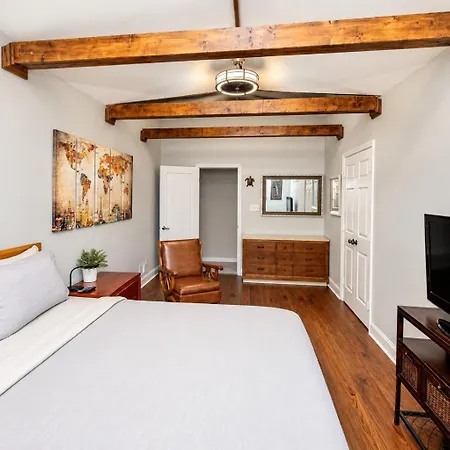 Holiday home 3br Escape: Pool, Hot Tub & Theater *
