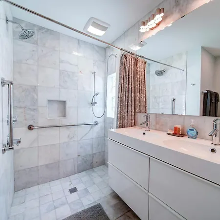 Spacious Conveniently Located 1br In Myers Park *