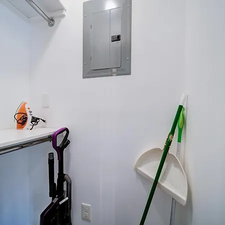 Spacious Conveniently Located 1br In Myers Park