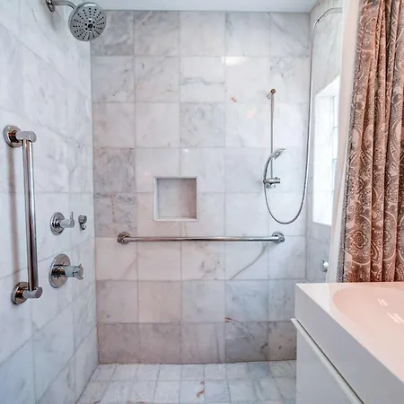 Spacious Conveniently Located 1br In Myers Park