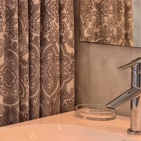 Spacious Conveniently Located 1br In Myers Park