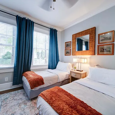 Stylish Myers Park 2 Bedroom With Screened Porch