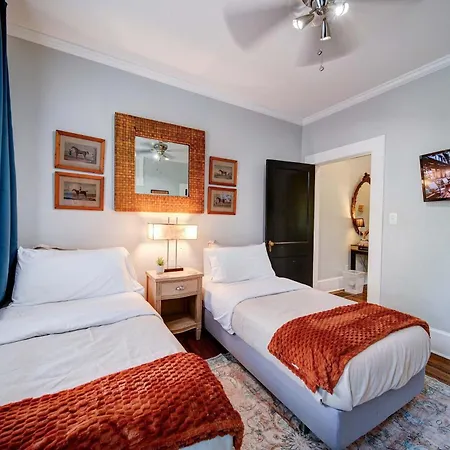 Stylish Myers Park 2 Bedroom With Screened Porch