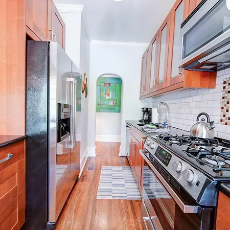 Stylish Myers Park 2 Bedroom With Screened Porch *