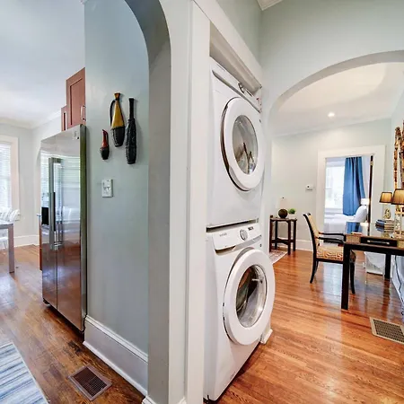 Stylish Myers Park 2 Bedroom With Screened Porch *