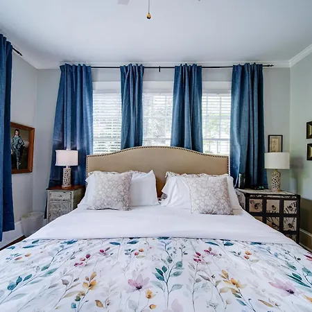 Stylish Myers Park 2 Bedroom With Screened Porch