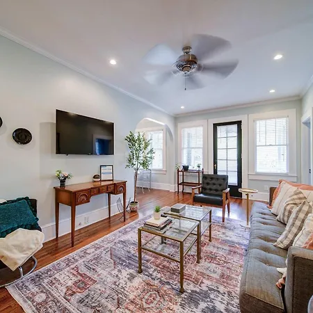 Stylish Myers Park 2 Bedroom With Screened Porch