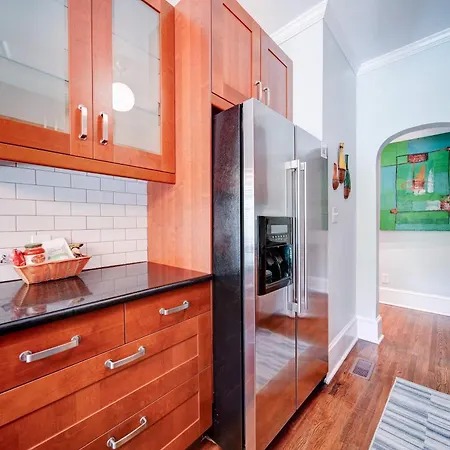 Stylish Myers Park 2 Bedroom With Screened Porch *