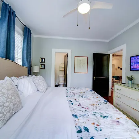 Stylish Myers Park 2 Bedroom With Screened Porch