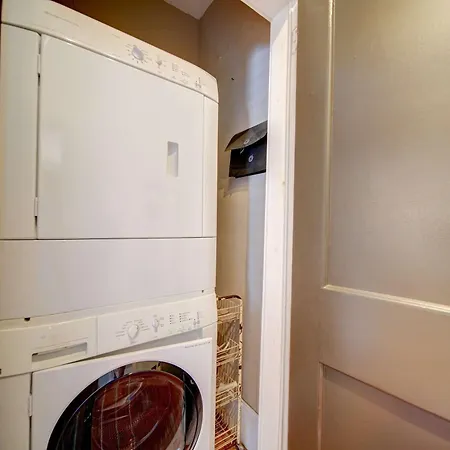 Bright And Restful 2br Near Uptown With Balcony Holiday home
