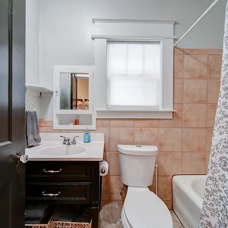 Bright And Restful 2br Near Uptown With Balcony