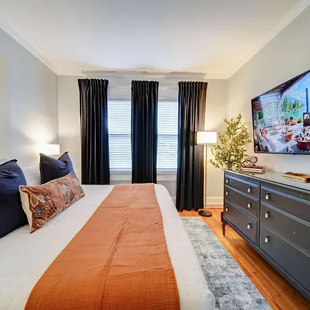 Bright And Restful 2br Near Uptown With Balcony Holiday home