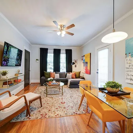Bright And Restful 2br Near Uptown With Balcony