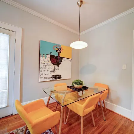 Bright And Restful 2br Near Uptown With Balcony Holiday home *
