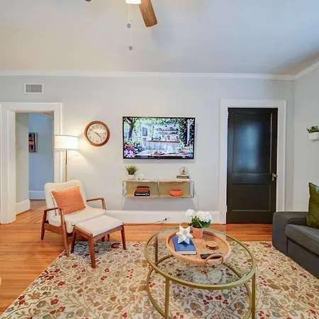 Bright And Restful 2br Near Uptown With Balcony *
