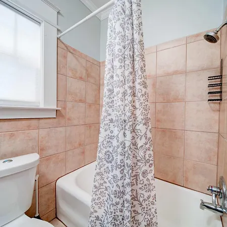 Bright And Restful 2br Near Uptown With Balcony