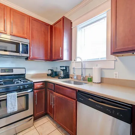 Holiday home Bright And Restful 2br Near Uptown With Balcony