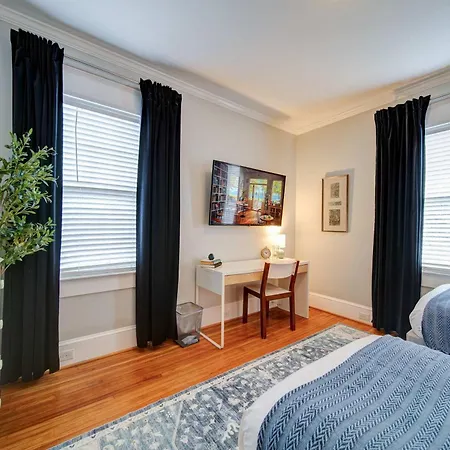 Holiday home Bright And Restful 2br Near Uptown With Balcony *