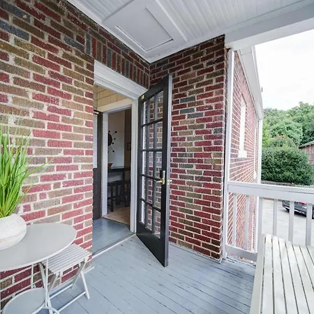 Bright And Restful 2br Near Uptown With Balcony Holiday home