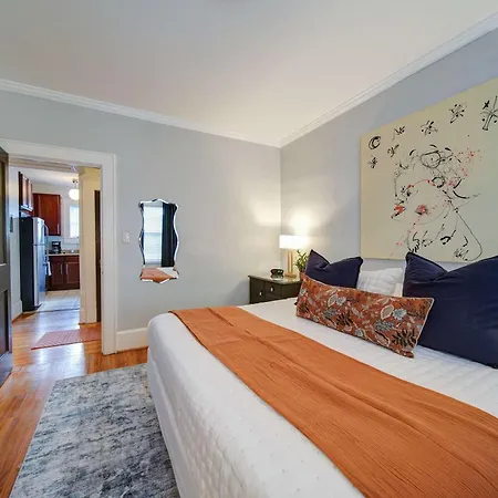 Holiday home Bright And Restful 2br Near Uptown With Balcony