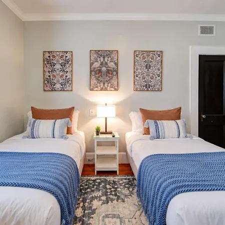 Holiday home Bright And Restful 2br Near Uptown With Balcony *