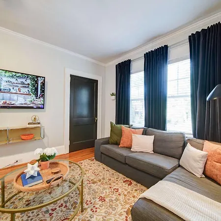 Holiday home Bright And Restful 2br Near Uptown With Balcony *