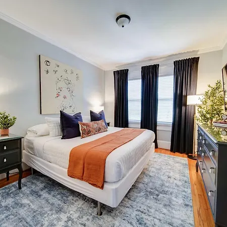 Bright And Restful 2br Near Uptown With Balcony Holiday home