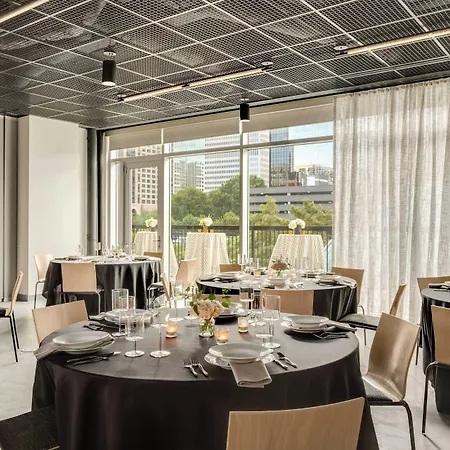 Moxy Downtown Hotel 3*