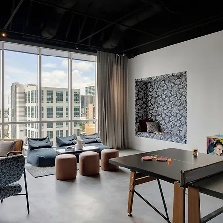 Moxy Downtown 3*