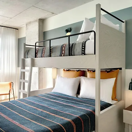 Moxy Downtown Hotel 3*