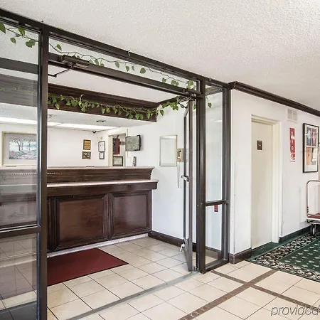 Quality Airport-near Uptown 2*