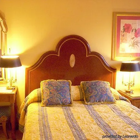 Golden By Oyo Hotel