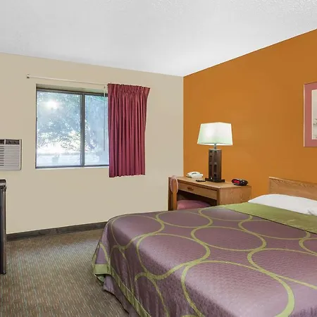 Super 8 By Wyndham Charlotte/amusement Park Area