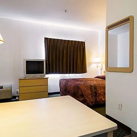 Studio 6 Airport 2*