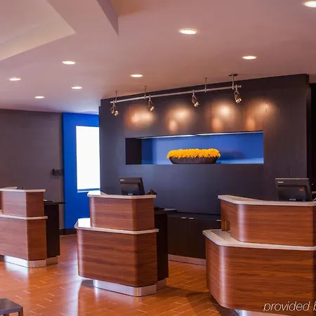Hotel Courtyard By Marriott Airport Loso 3*