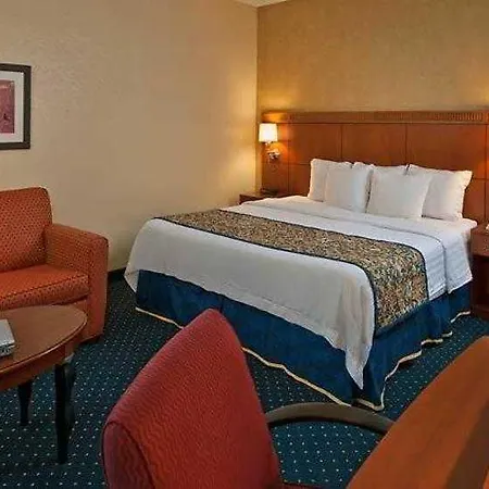 Courtyard Arrowood Hotel 3*