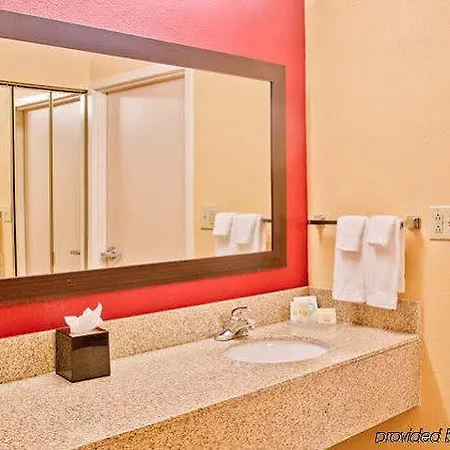 Courtyard Airport North 3*