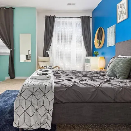 Trifecta Ace Location Pool & Gym Superhost Apartment
