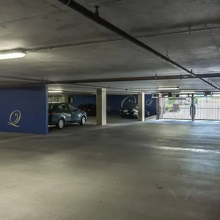 Trifecta Ace Location Pool & Gym Superhost Apartment
