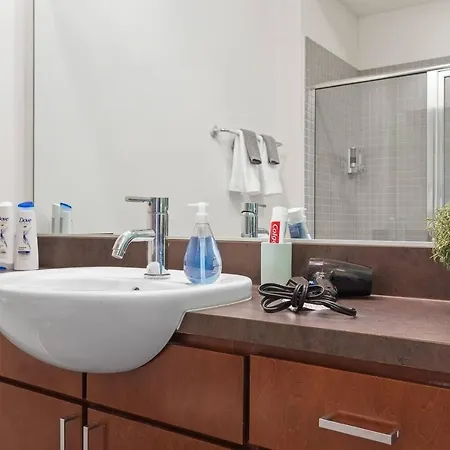 Trifecta Ace Location Pool & Gym Superhost Apartment