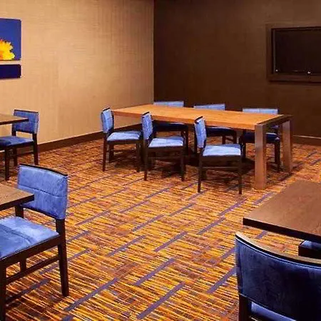 Hotel Courtyard By Marriott Airport Loso 3*