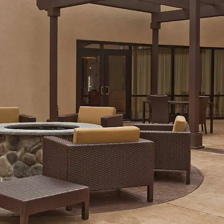 Hotel Courtyard Airport North 3*