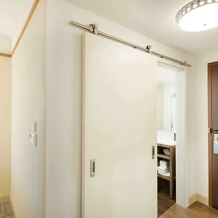 Hilton Garden Airport 3*