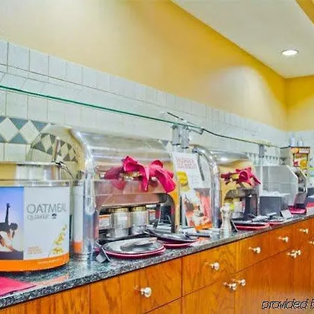 Hotel By Marriott Piper Glen